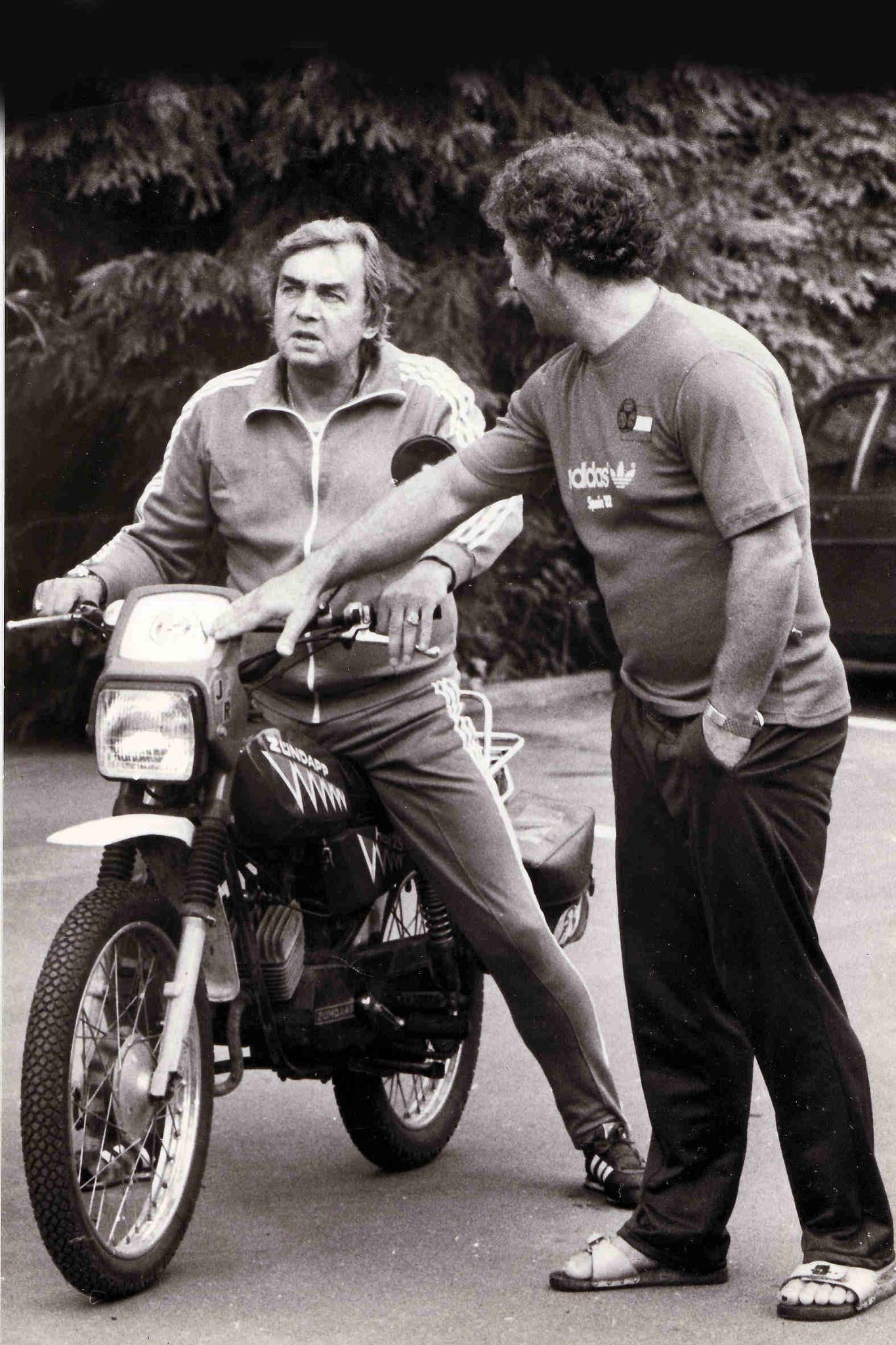 HSV - Trainer Ernst Happel begleitet HSV-Trainingslauf mit Motorrad